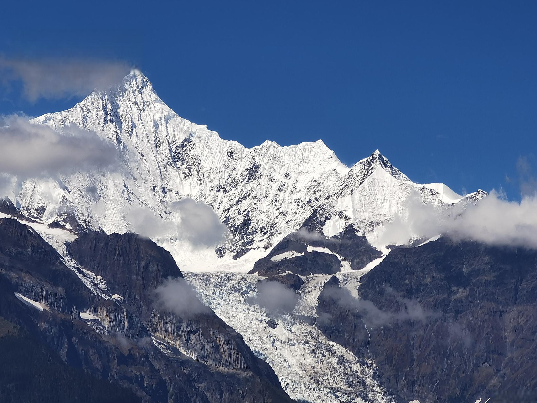 梅里雪山,值得一游的旅游胜地 梅里雪山,位于中国云南省迪庆藏族自治