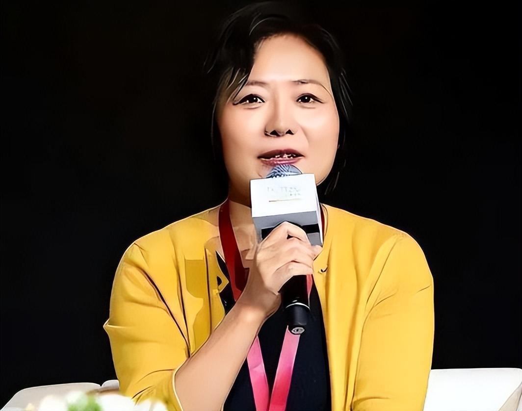 从普通家庭的裁缝女到建立巨大商业帝国 吴亚军,一个普通裁缝家庭出身