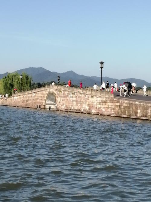 七夕游杭州断桥,感受浪漫气息 七夕来临,我们游览杭州断桥七夕节,又称