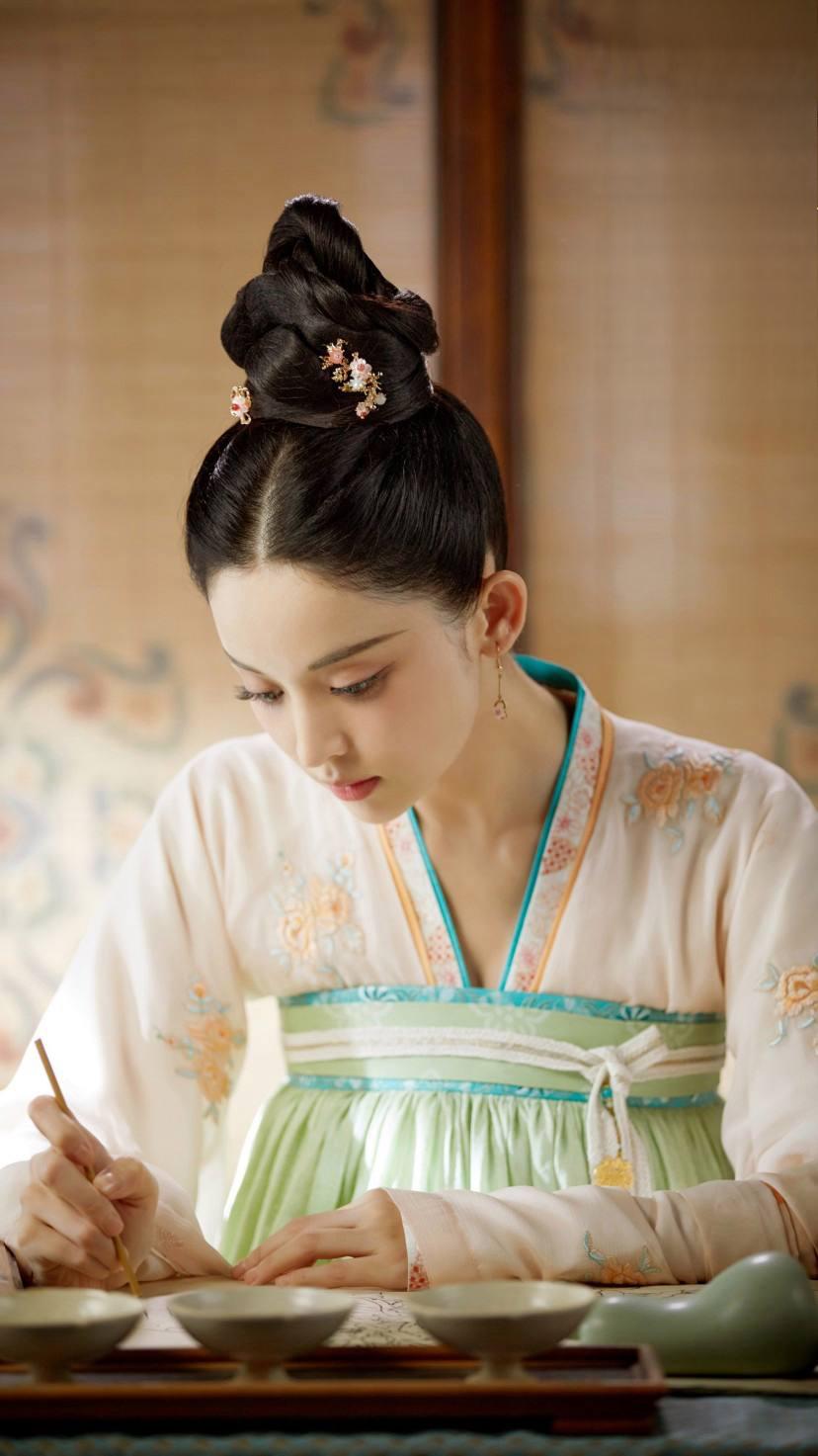 《风起霓裳》:演员表 《风起霓裳》是一部古装爱情励志剧,以唐朝年为