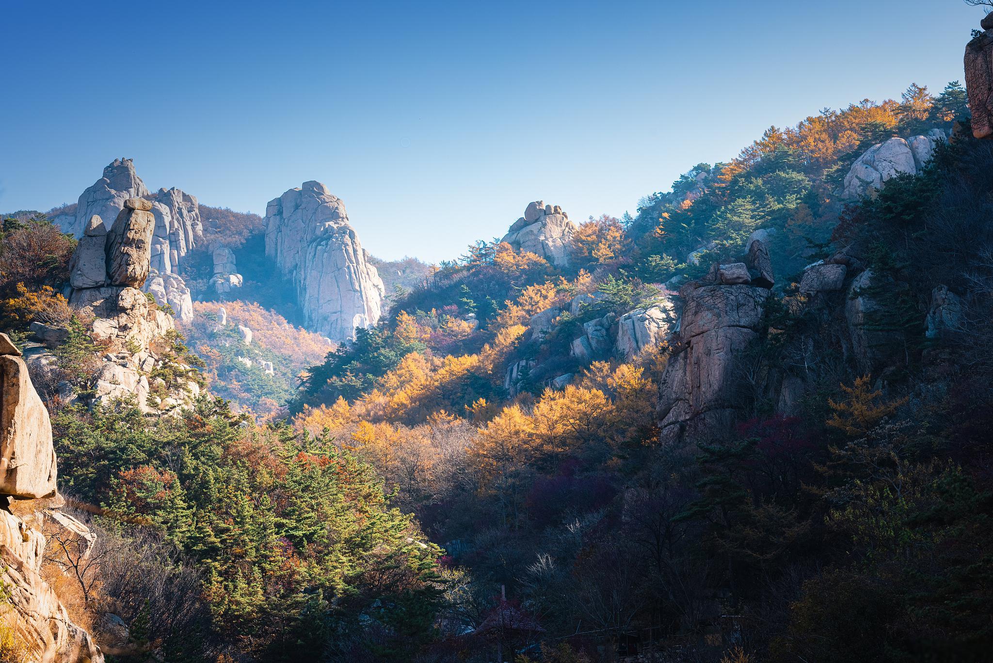 五莲山秋天的魅力 五莲山,位于山东省日照市,以其秀美的山川风光而