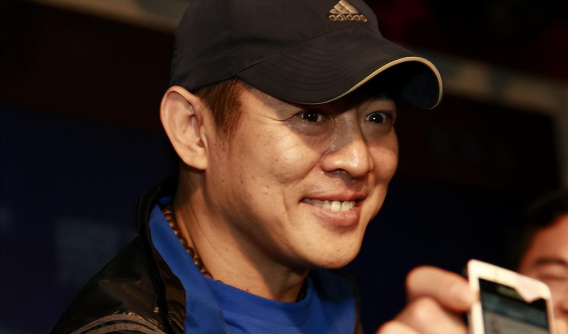 李连杰:新加坡养老生活 李连杰在新加坡被网友偶遇,身材发福明显,疑