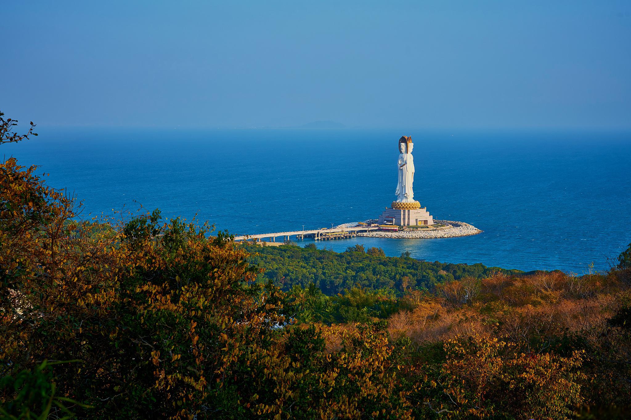 碧海蓝天映千年：三亚