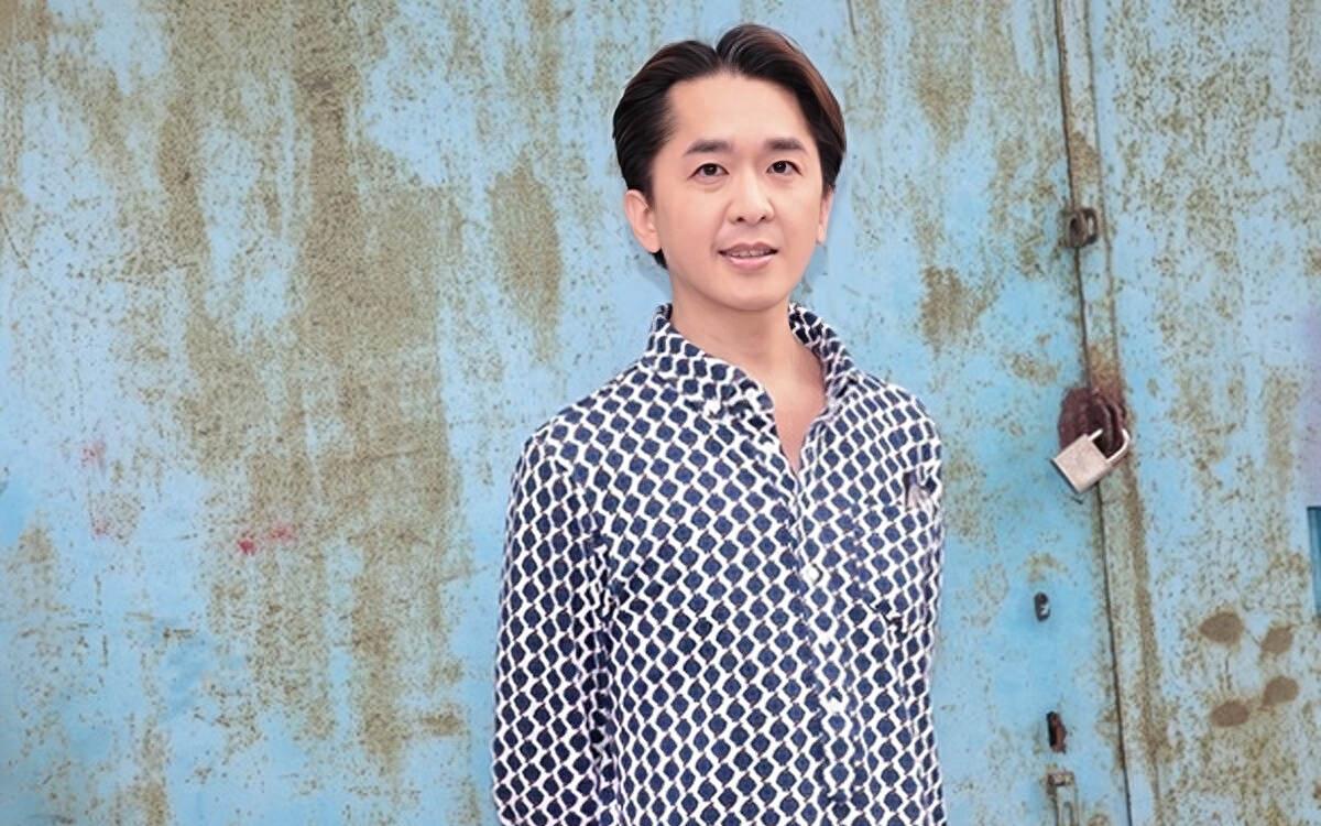 邓兆尊:现代版韦小宝 邓兆尊被外界称为"现代版韦小宝",同时交往三位