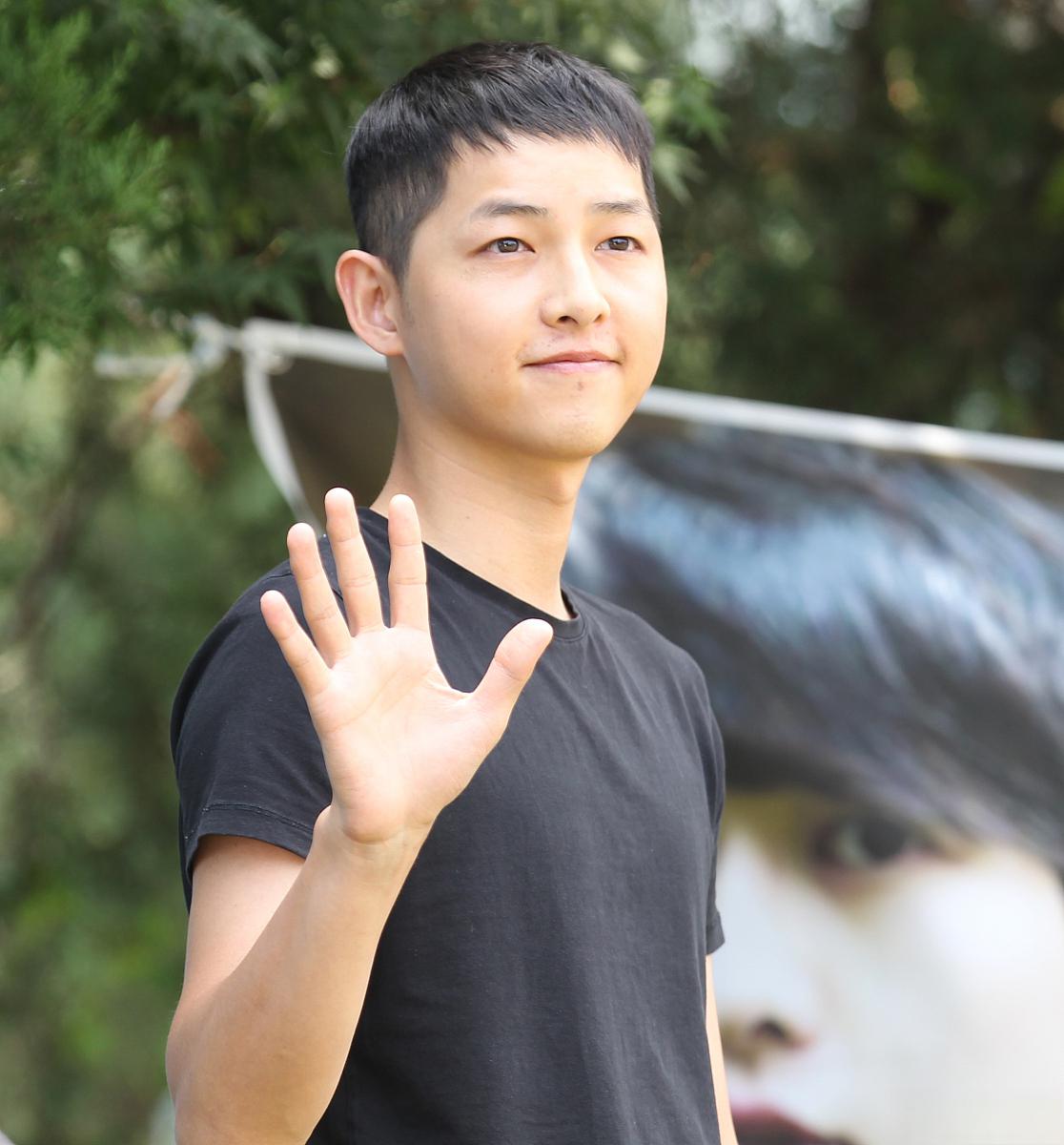 作为一名父亲,宋仲基感到非常幸福和满足,并希望外界也能分享这一喜悦