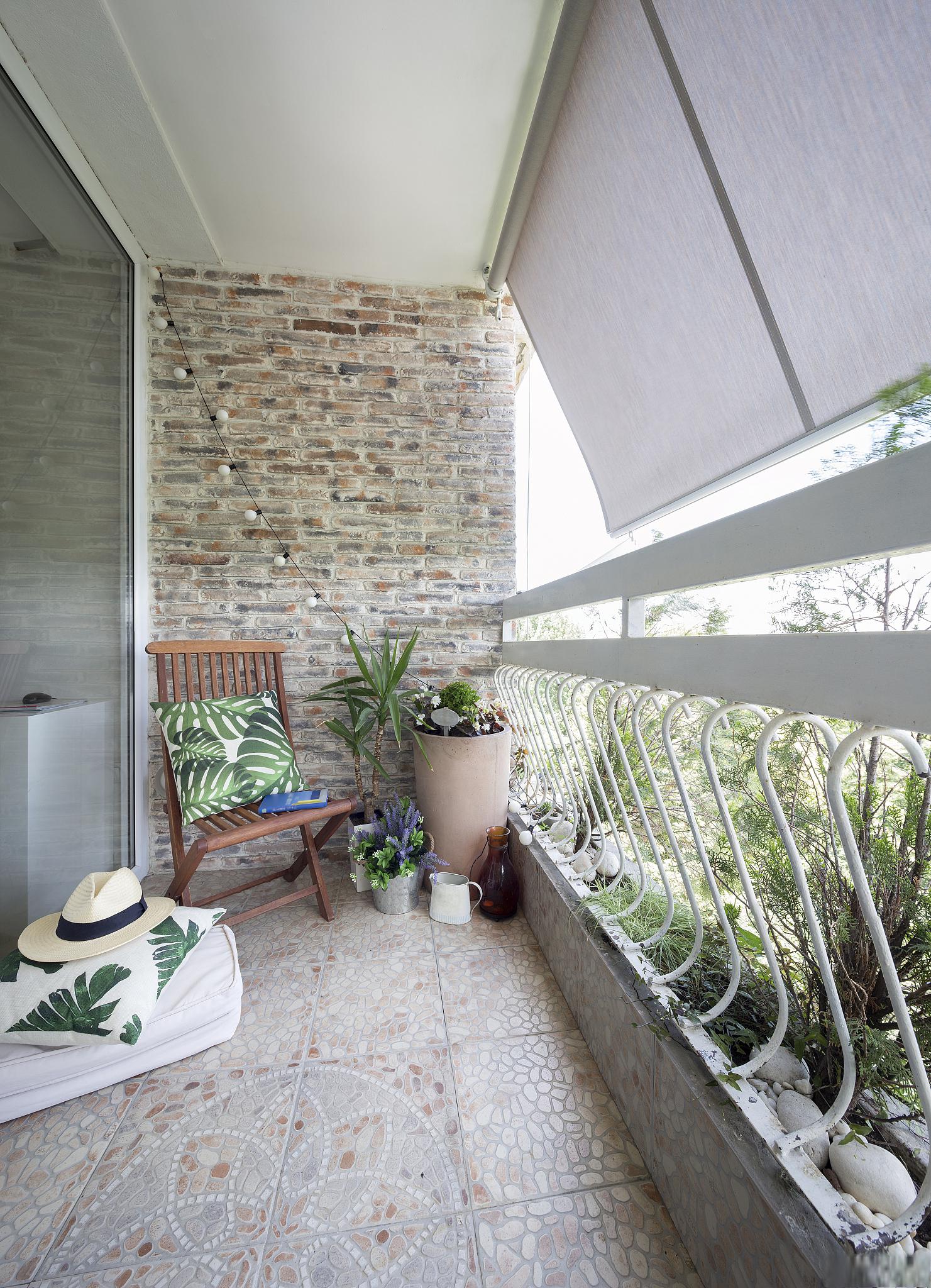 在装修又小又窄的阳台时,我们可以采取一些设计和布置的技巧,以最大