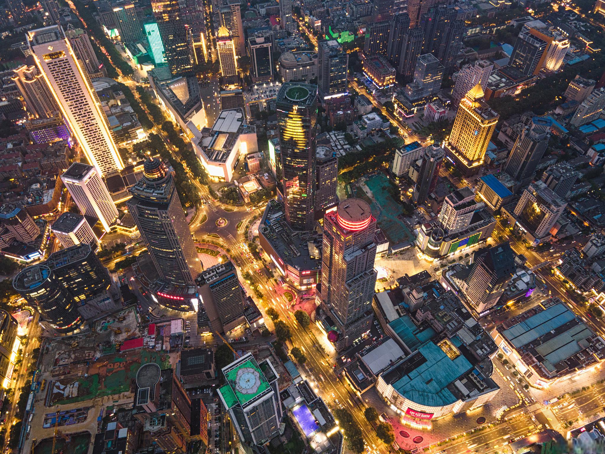 淮海路,上海的骄傲 漫步在淮海路上,你会被这里的历史底蕴和现代气息