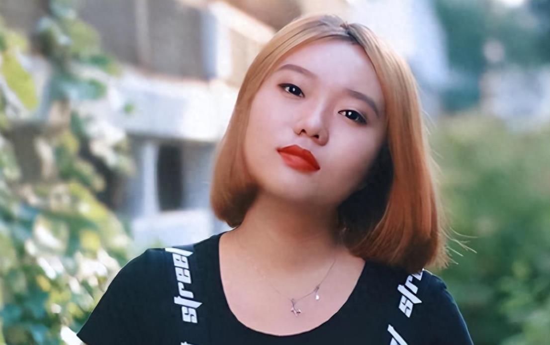 天才的成长之路 李雪琴是一名在网络舞台上迅速走红的脱口秀演员,她的