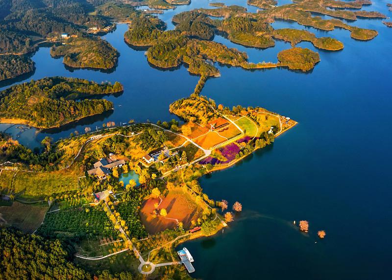 花样龙水湖旅游攻略 花样龙水湖是一个旅游胜地,位于中国浙江省宁波市