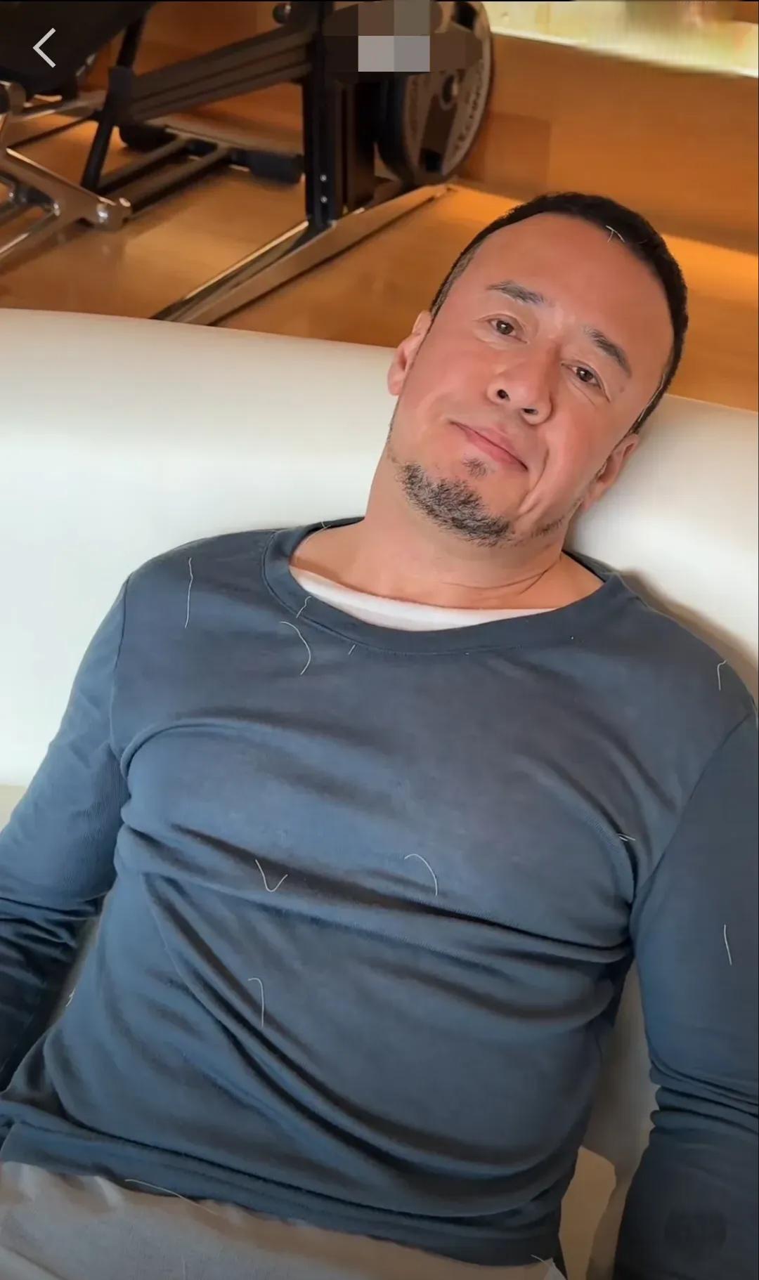 杨坤幽默回应被打传闻 杨坤晒出自己头上包裹着白纱布的画面,他解释称