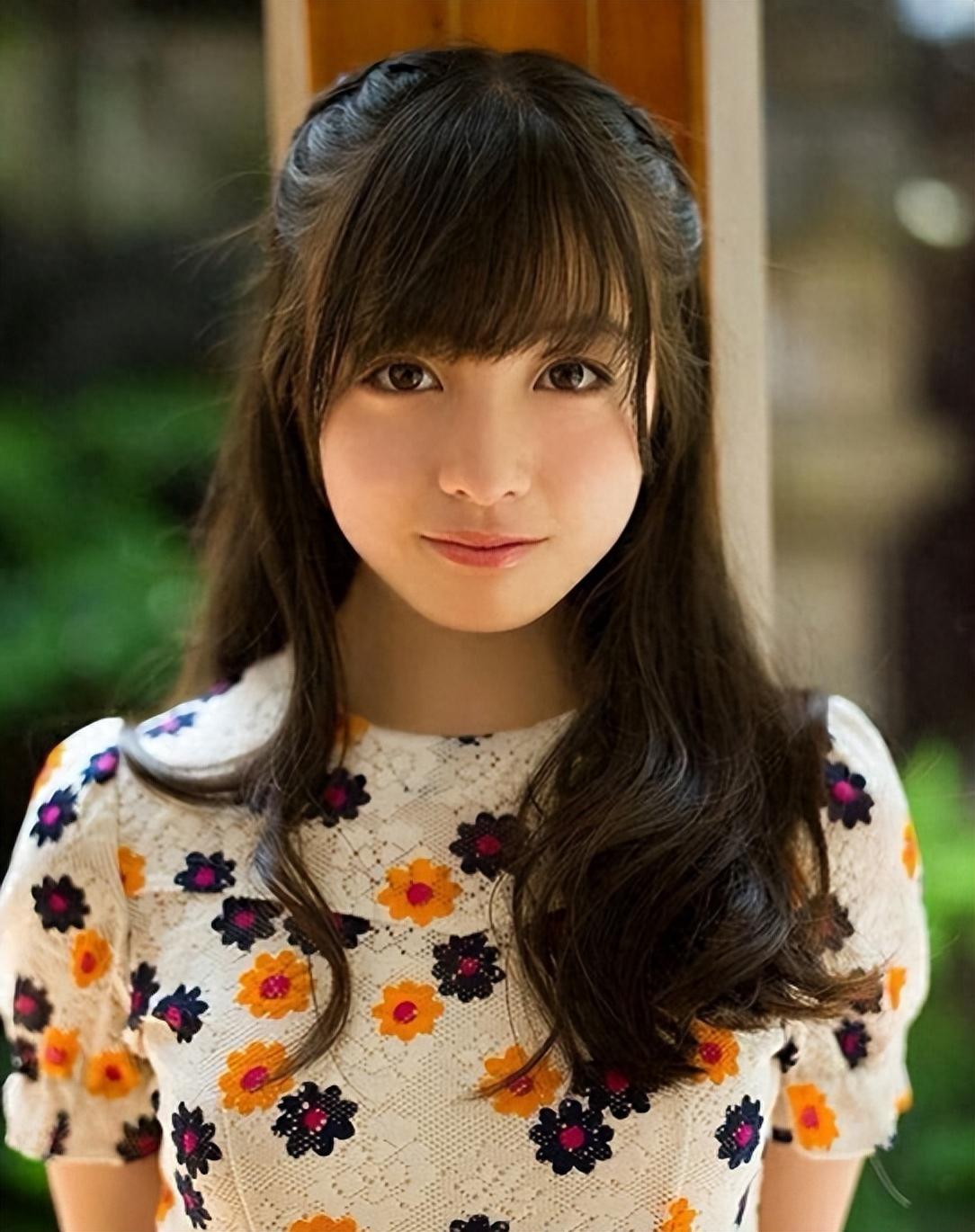 美丽与才华并重 桥本环奈,24岁年轻女演员,拥有着水灵灵的大眼睛,修长