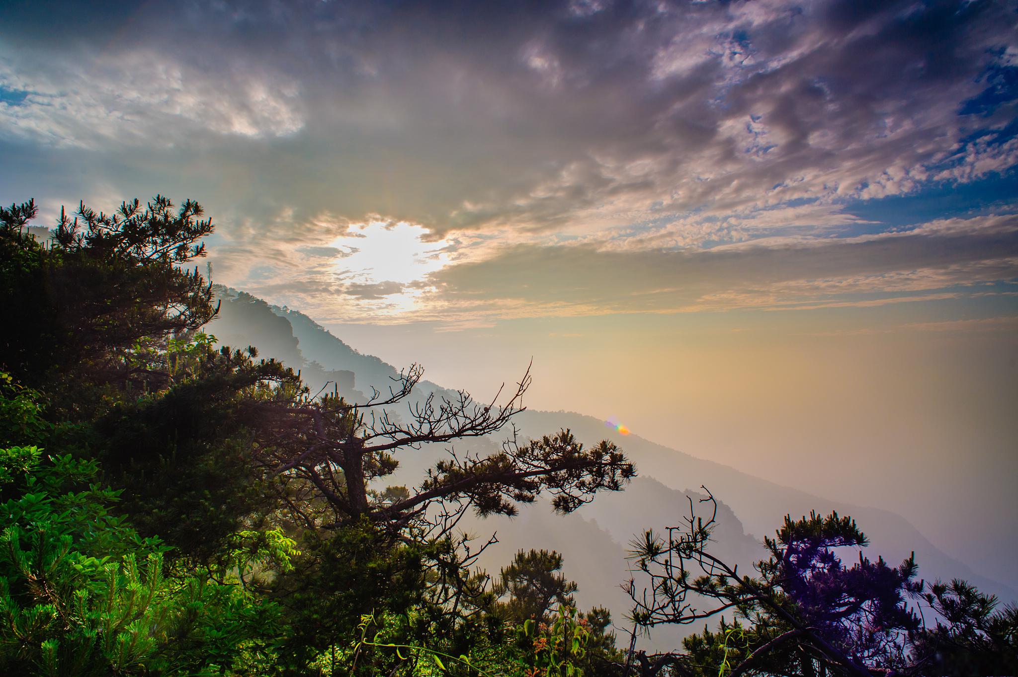 庐山旅游攻略 庐山,位于江西省九江市,以其独特的自然风光和丰富的