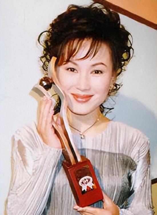 陈秀雯:从"亚视一姐"到街头落寞 61岁的陈秀雯,曾经是娱乐圈璀璨巨星