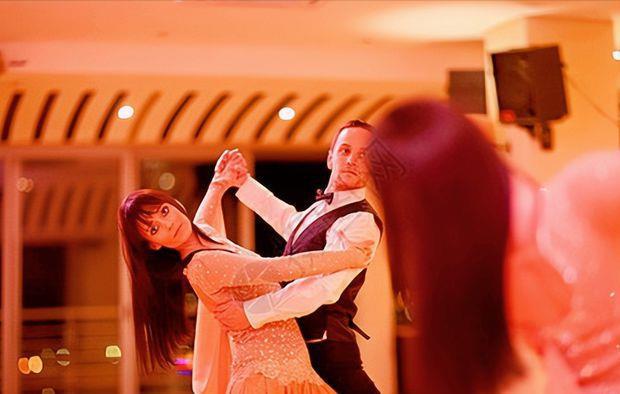 成都莎莎舞厅:经营模式与监管问题 莎莎舞厅是为人们提供跳舞和放松