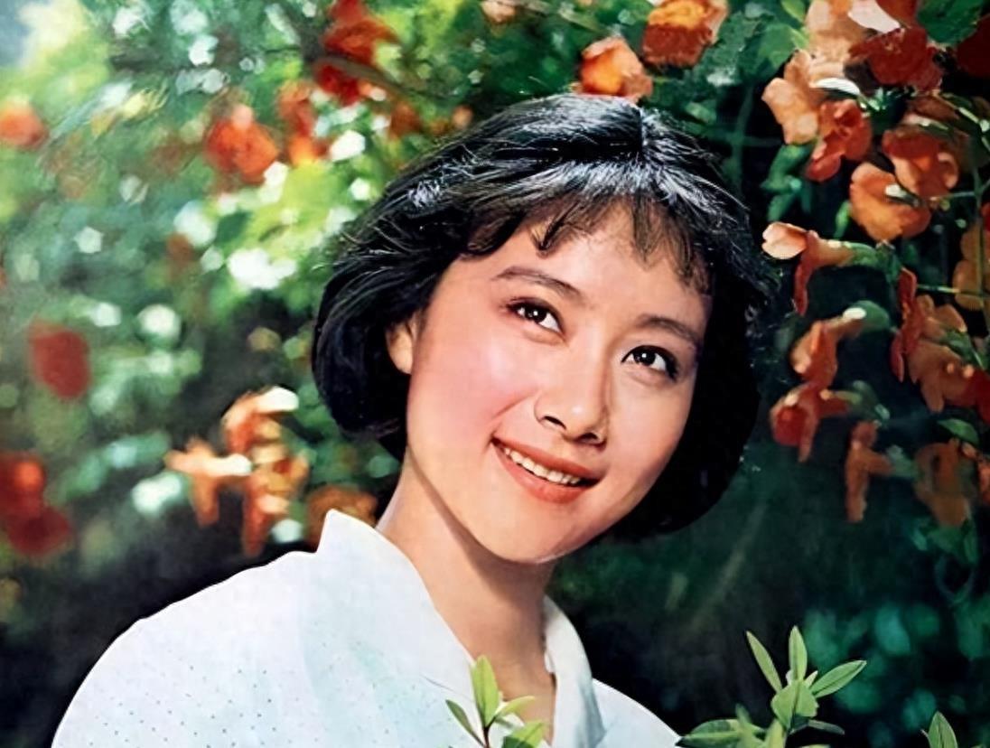 黄梅莹:坚持梦想与家庭之间的平衡 黄梅莹是一位出色的演员,她的事业