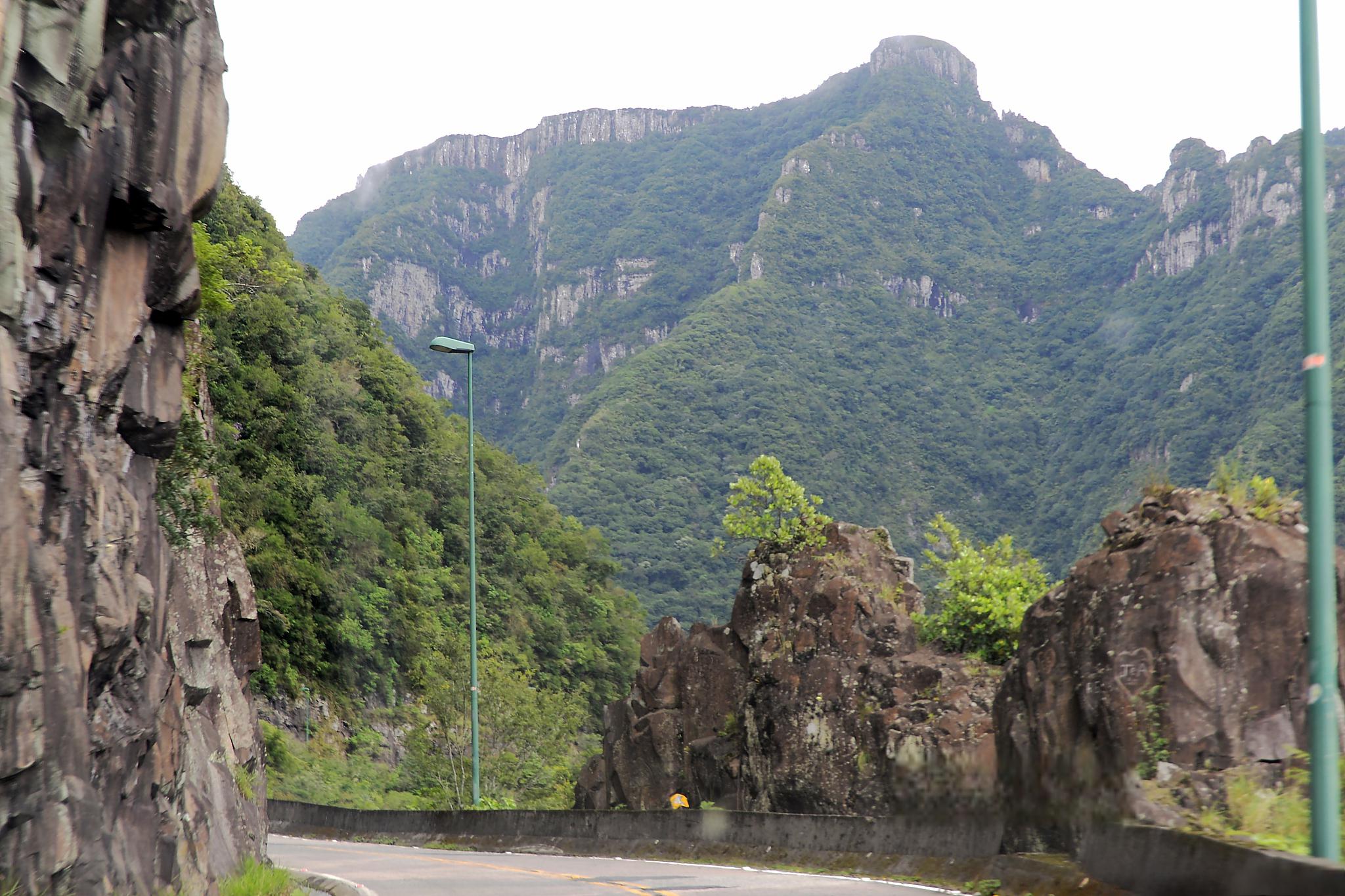 石门山风景区一日游攻略 石门山风景区位于中国山东省临沂市,是一个