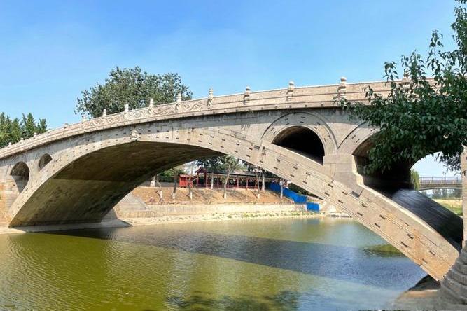 这座古老的桥横跨在洨河之上,是世界上著名的古代石拱桥之一