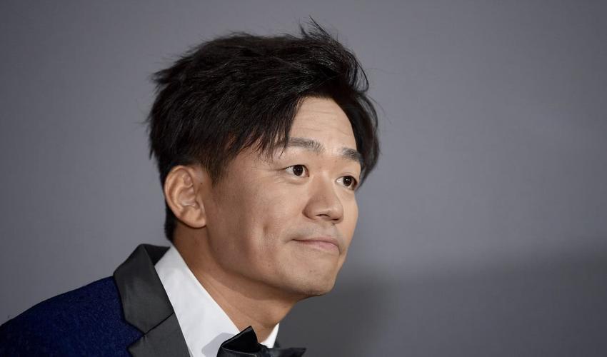 王宝强换发型,撞脸谢霆锋 王宝强尝试了谢霆锋的发型,短发变成了中