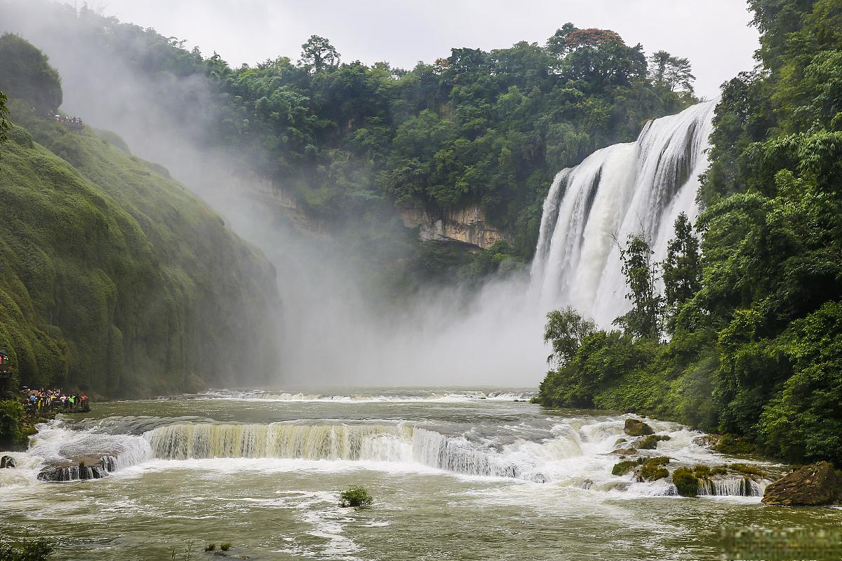 黄果树瀑布 黄果树瀑布以其壮观的景色和丰富的水文景观吸引着无数