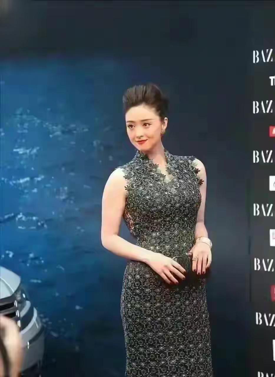 蒋欣的五官精致,皮肤白皙,眼神清澈,穿着清爽,美丽耐看,而刘亦菲的