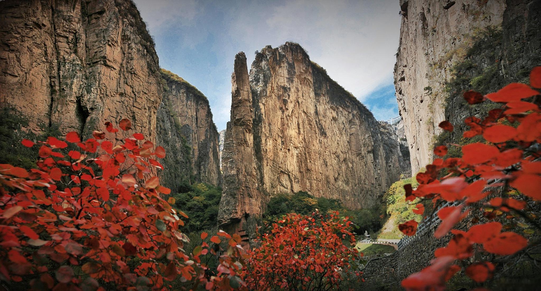 当秋天的色彩染上南太行的山峦,这里的壮丽景色将令你难以忘怀.