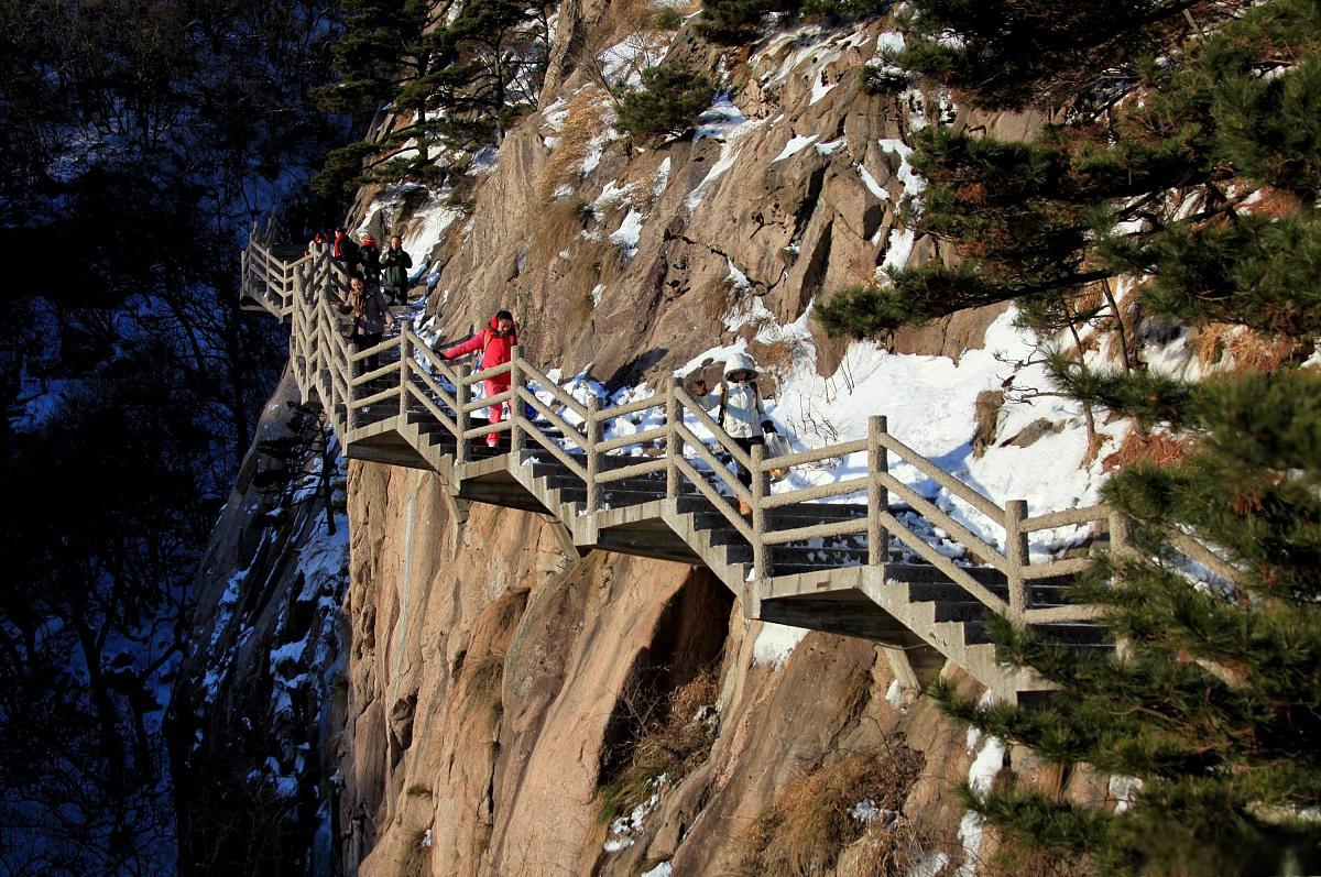 华山栈道,生死状还是壮美风光 华山,位于我国陕西省渭南市华阴市,是