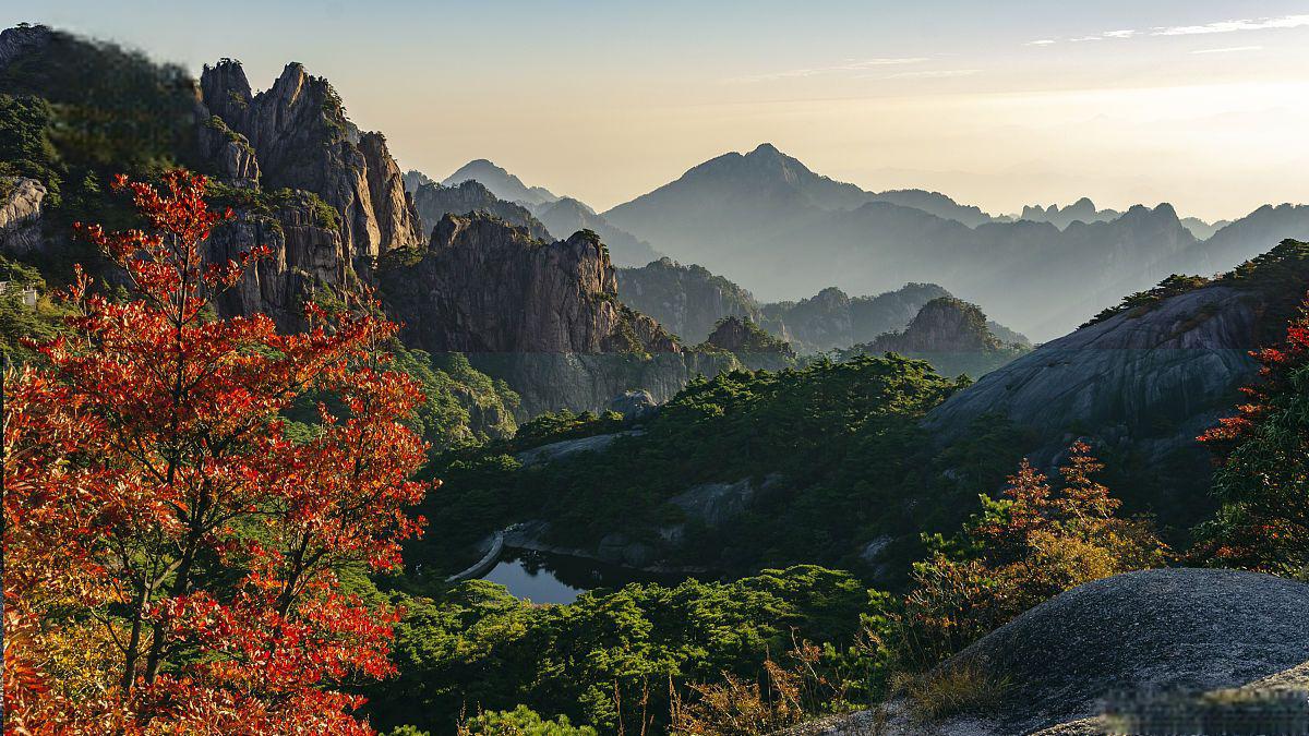 黄山四季旅游指南 黄山,位于中国安徽省南部,是中国著名的风景名胜区