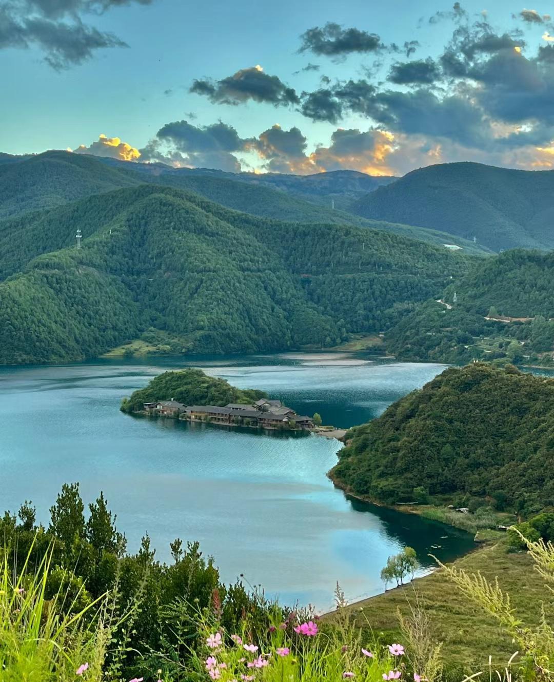 泸沽湖,天上的湖泊 泸沽湖是祖国云南省的一片美丽风景区