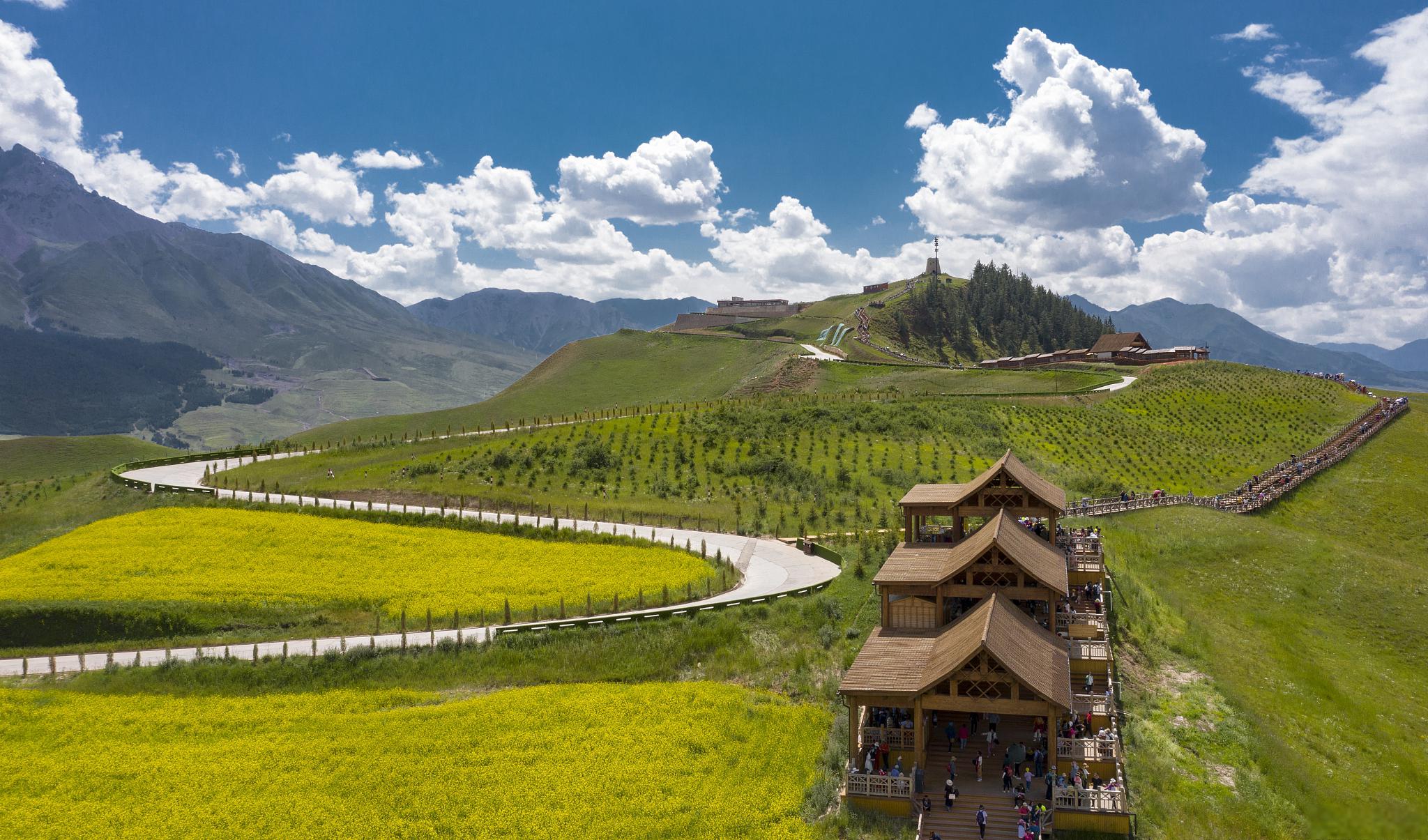 今天我要给大家介绍一个超级吸引人的旅游目的地——卓尔山景区!
