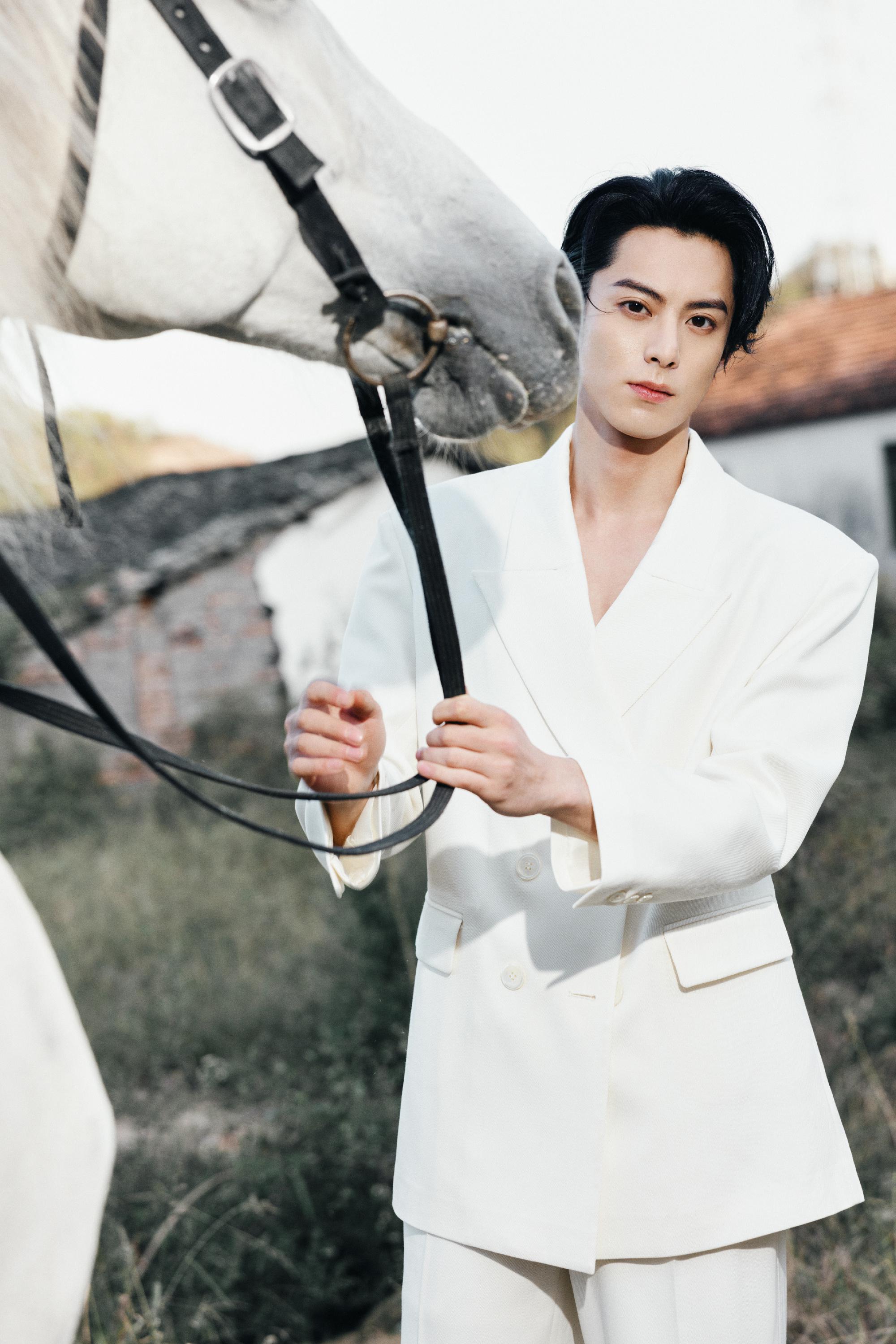 王鹤棣的帅气形象与白马的优雅气质相互映衬,让人感受到人与动物的
