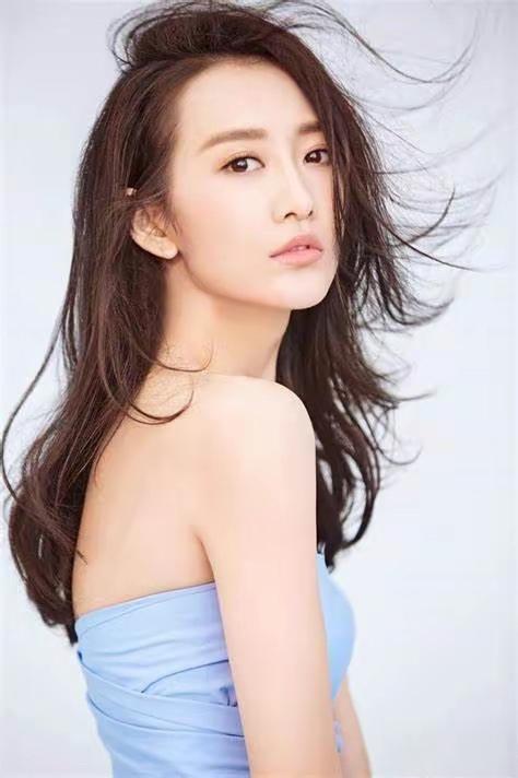 王鸥怀孕独自面对男友出轨 王鸥,一位41岁的坚定而勇敢的女性,在面对