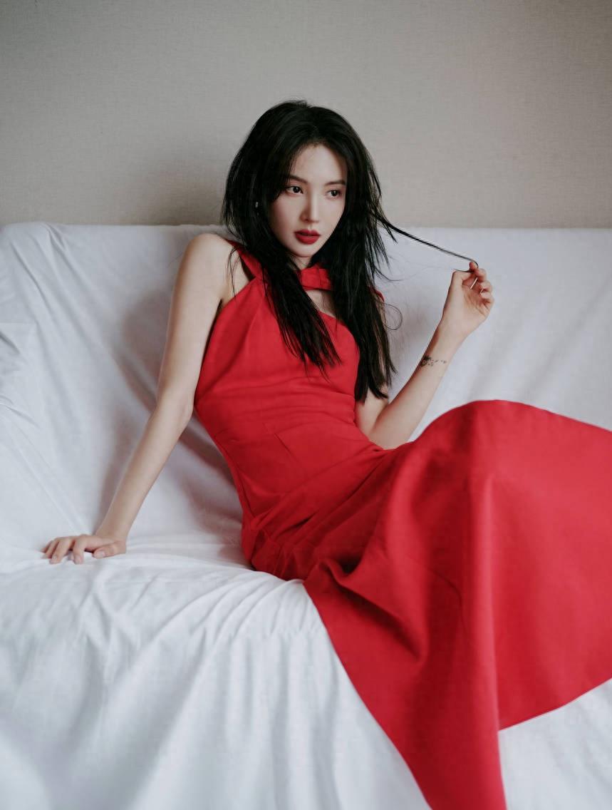 金晨工作室晒美照,穿红色挂脖长裙明媚娇美 金晨凭借出色的演技和对