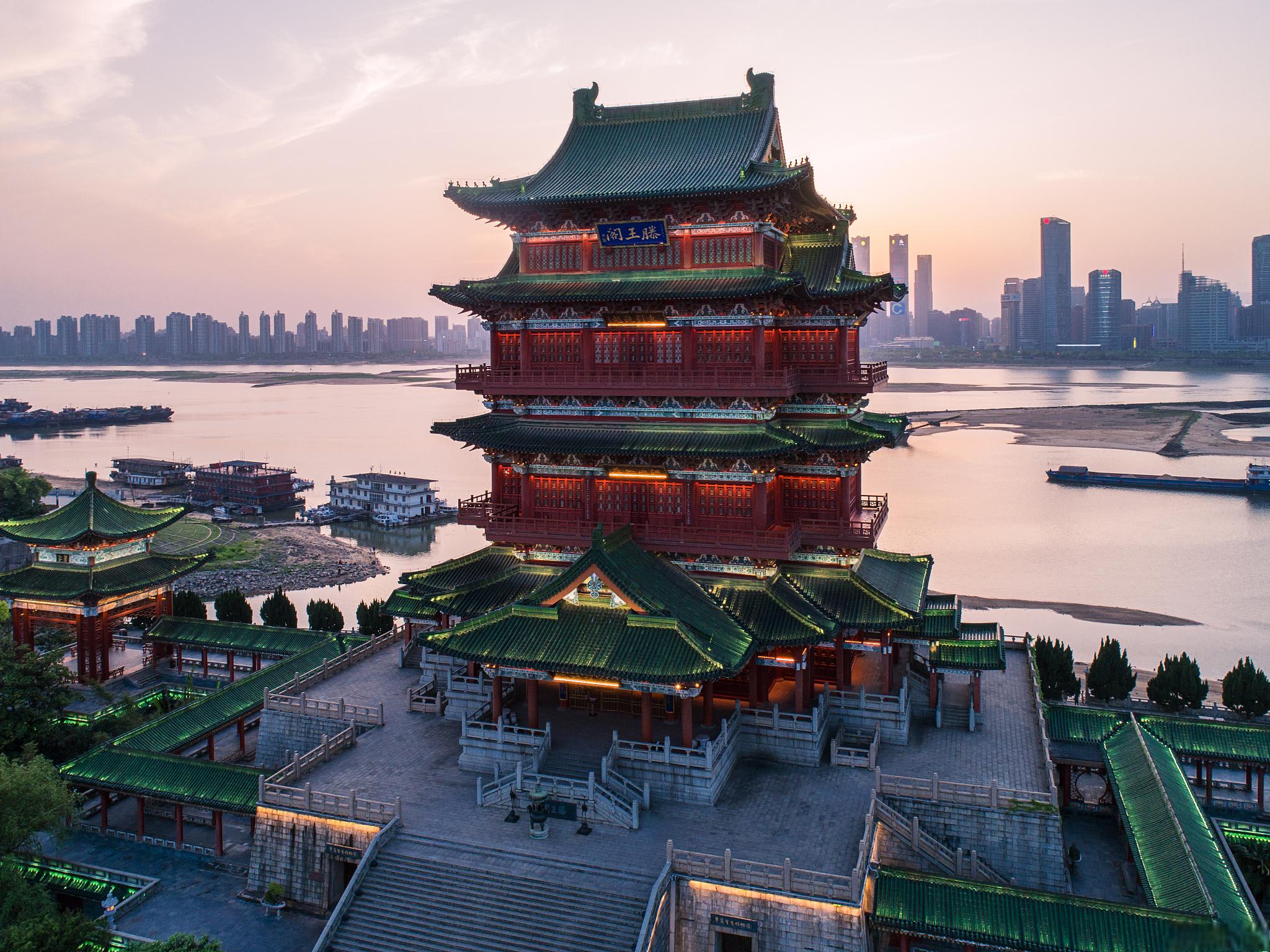 南昌市的美景和美食 南昌市位于中国江西省中部,是一个充满活力和魅力