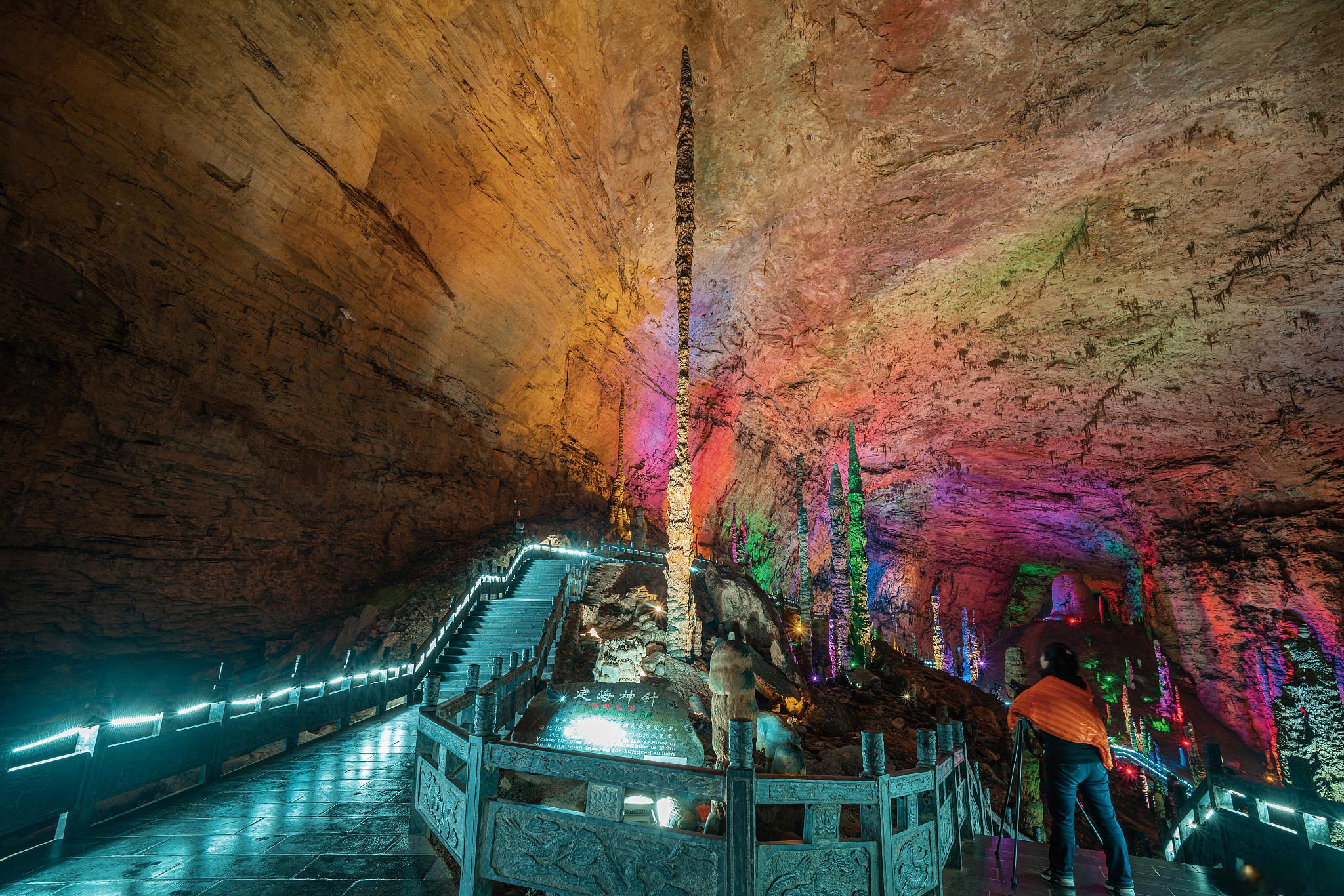 黄龙洞景区攻略 黄龙洞景区位于杭州市西湖区,距离杭州市中心约10公里
