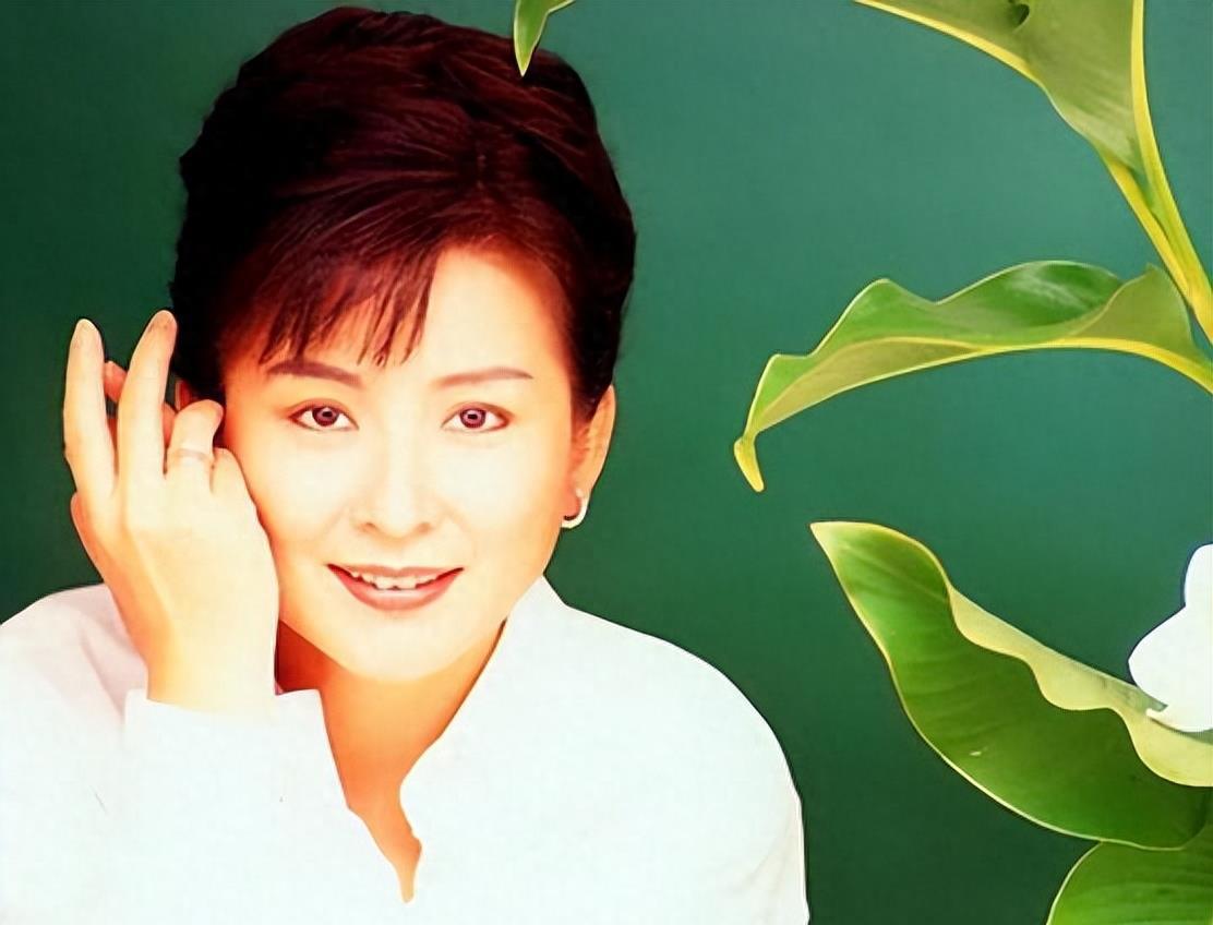 陈淑桦:被母亲毁掉的"歌坛天后" 陈淑桦,曾被誉为"小邓丽君",在歌坛上
