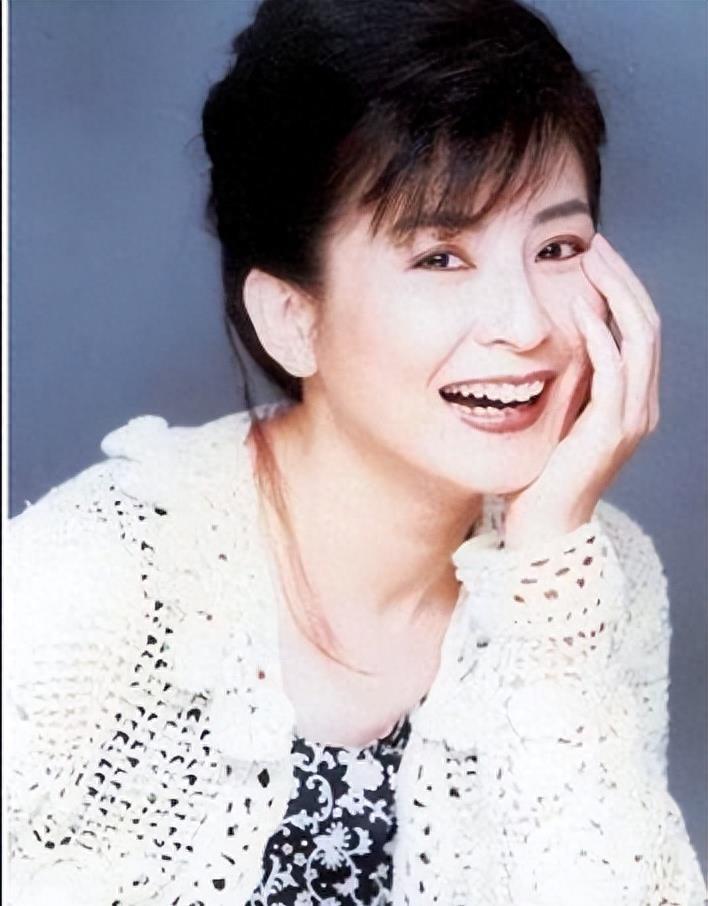 陈淑桦:被母亲毁掉的"歌坛天后" 陈淑桦,曾被誉为"小邓丽君",在歌坛上