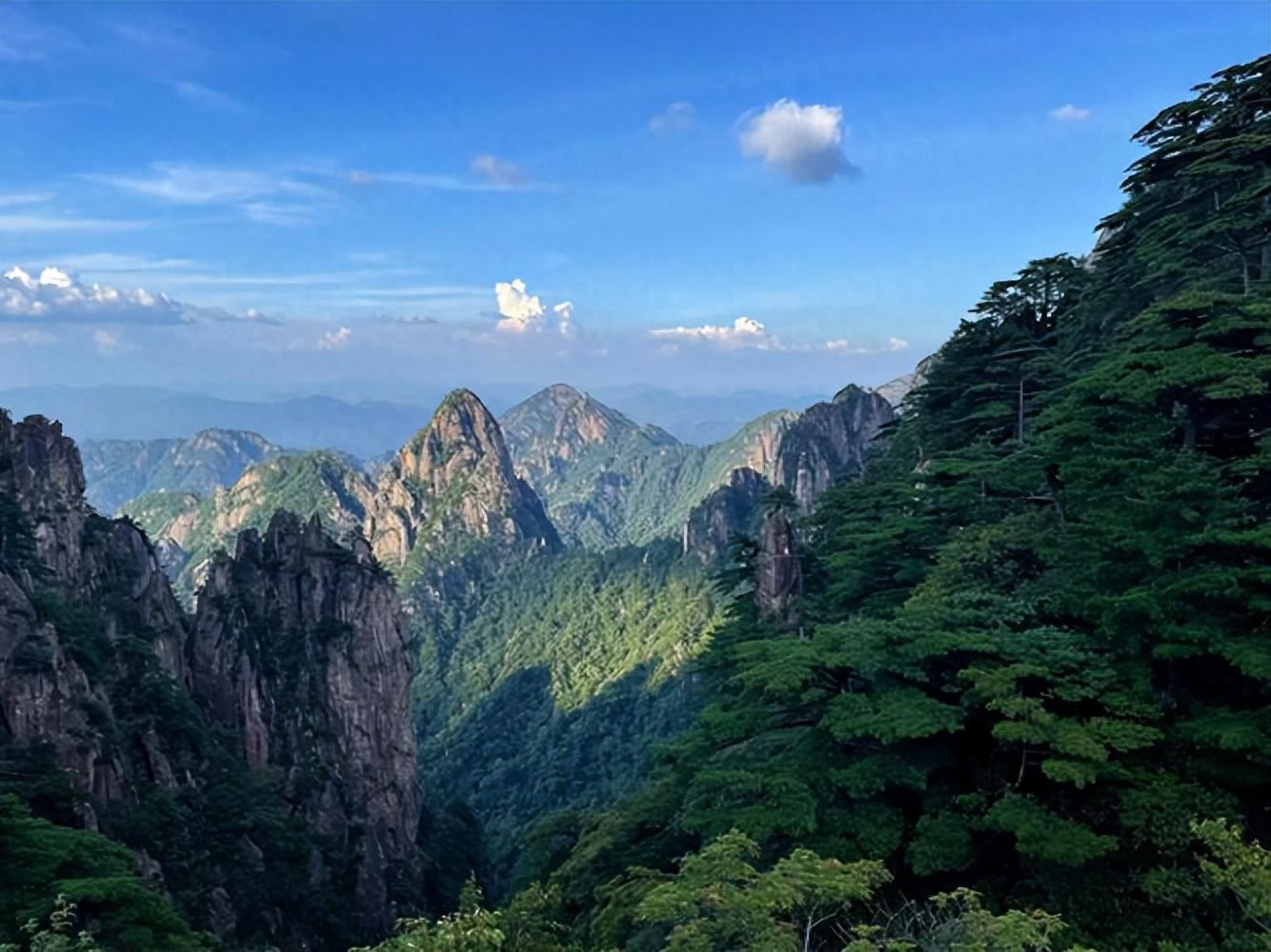 黄山,中国最著名的山脉之一 黄山,位于中国安徽省南部,是一座风景如画