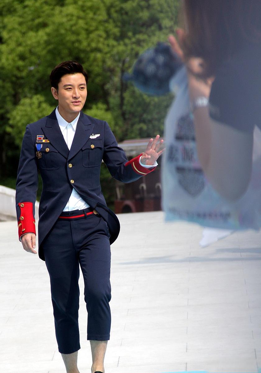 贾乃亮新恋情曝光 贾乃亮与朋友聚餐后带短发美女回家,恋情疑云引发