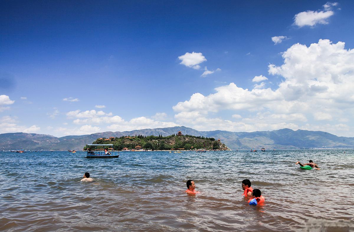 浴仙湖:人间仙境的自然与文化魅力 浴仙湖,位于中国云南省砚山县城以
