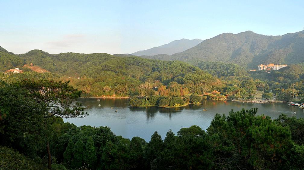 浴仙湖:人间仙境的自然与文化魅力 浴仙湖,位于中国云南省砚山县城以