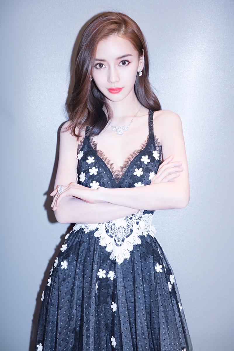 杨颖的旧照被曝光,她浓妆艳抹,一头微卷长发,身穿白色吊带背心和抛行