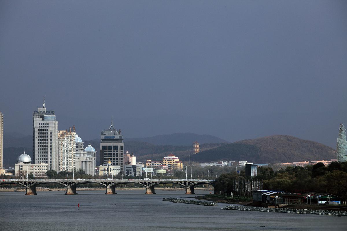 吉林市旅游攻略 吉林市,位于吉林省中部,是一个拥有悠久历史和独特