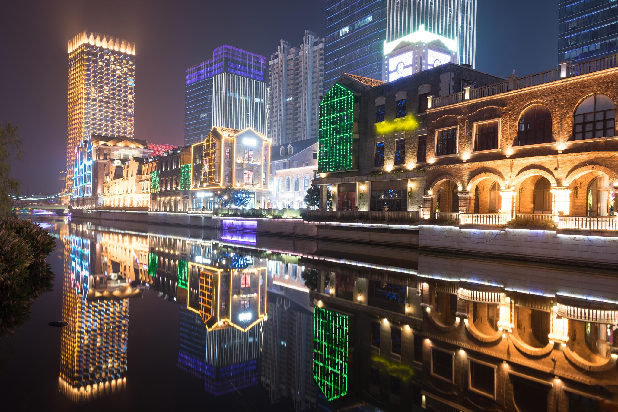 楚河汉街,武汉的标志性建筑 楚河汉街是武汉市中心一条集文化,娱乐