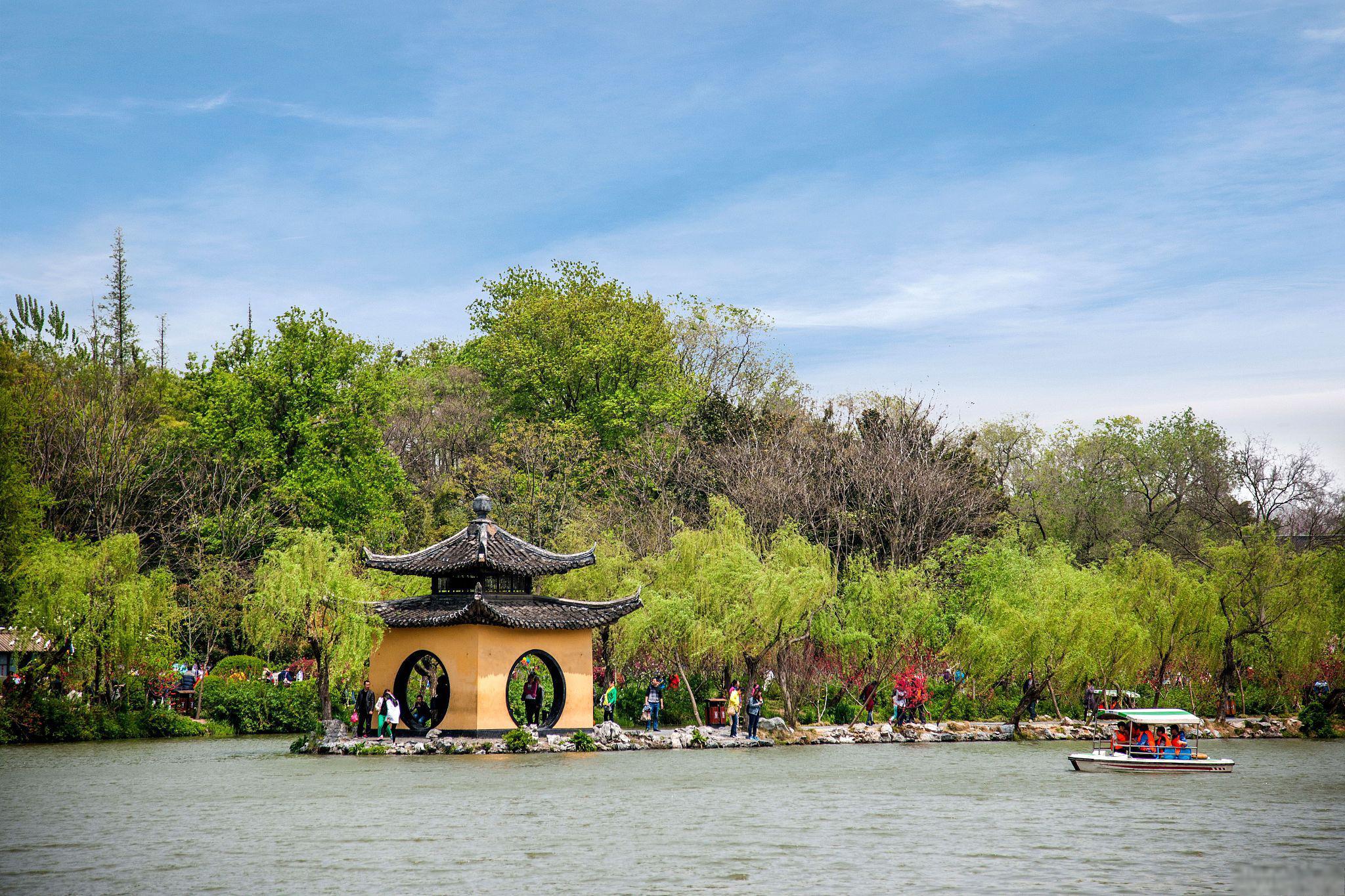 瘦西湖旅游攻略 瘦西湖位于中国江苏省扬州市,是一个著名的风景名胜区