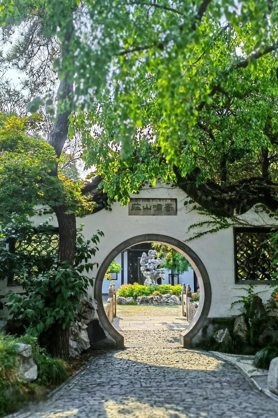 何园,一座私家住宅园林 何园,始建于清光绪九年(1883年),何芷舠重修.