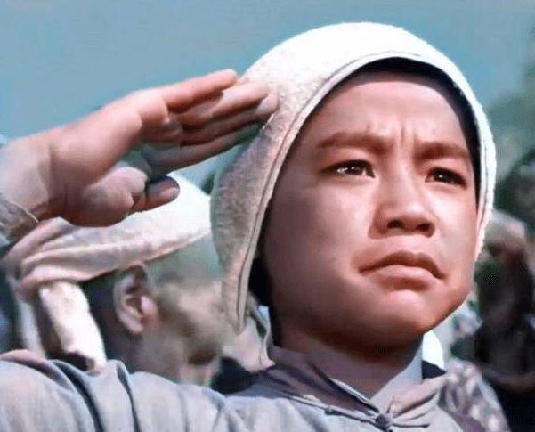 19岁的安吉斯,揪斗了张莹 安吉斯是《小兵张嘎》中的男主角嘎子,他和