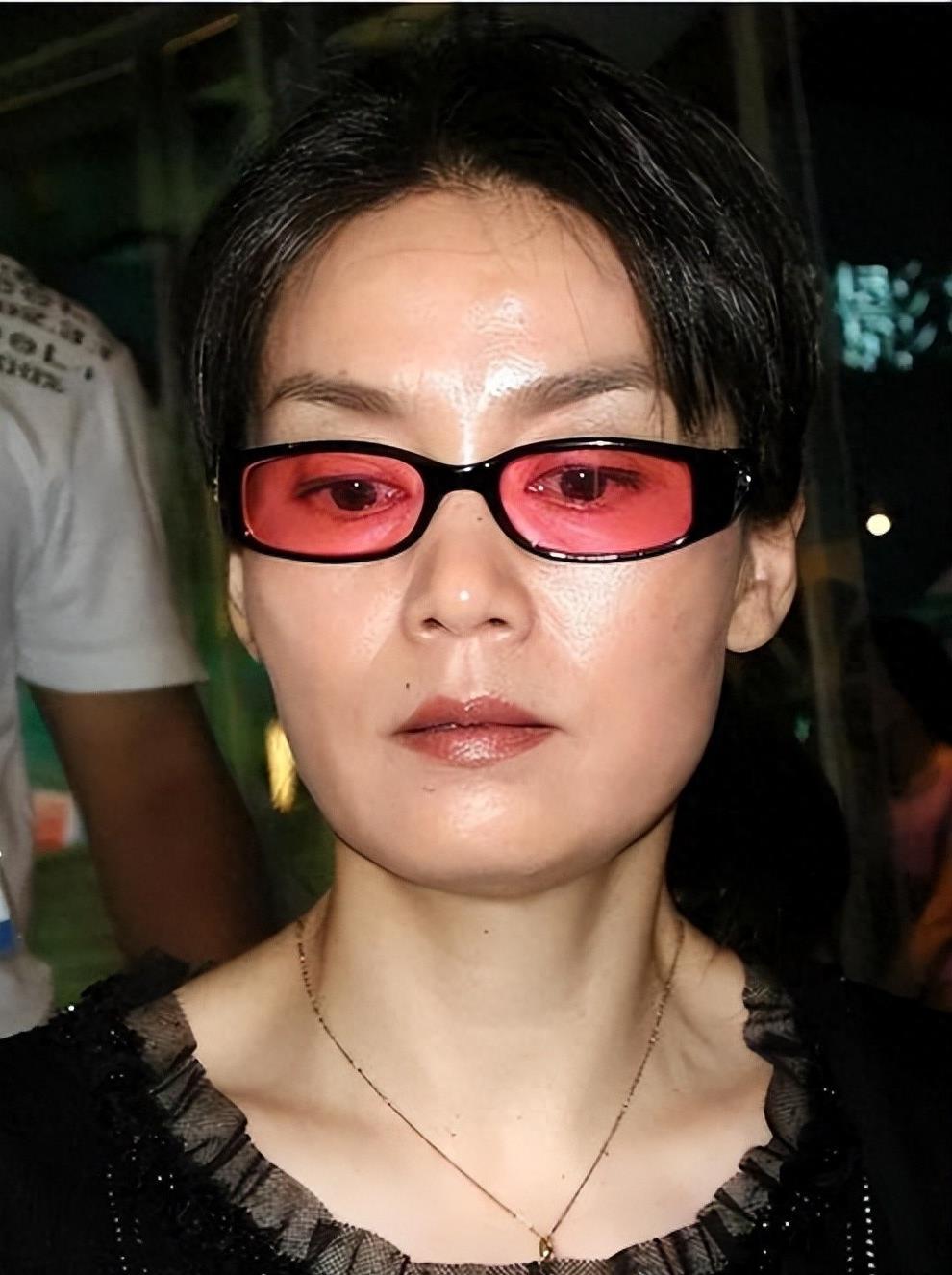 潘虹:坚韧不拔的"苦情女王" 潘虹是一位坚韧不拔的"苦情女王",她在