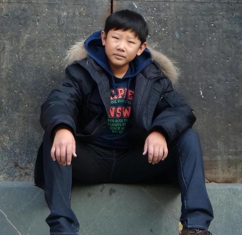 侯祥:坚韧不拔的演艺梦 侯祥身高只有1米5,出道18年只能演小孩,与妻子