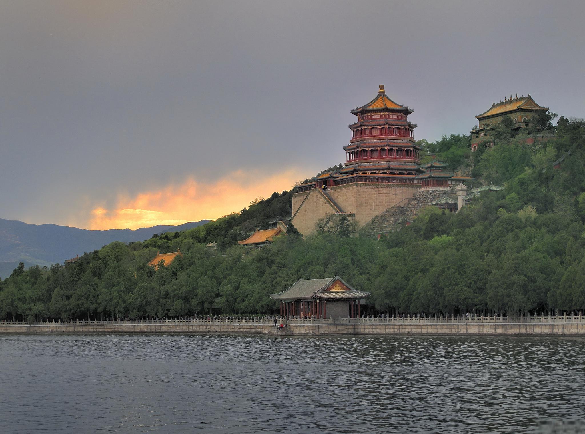 下面就让我们来介绍一些颐和园的景点和好玩的地方,让你可以更好地
