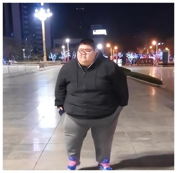 中国首胖王浩楠:为爱暴瘦480斤 中国第一胖王浩楠,曾重达668斤,无法